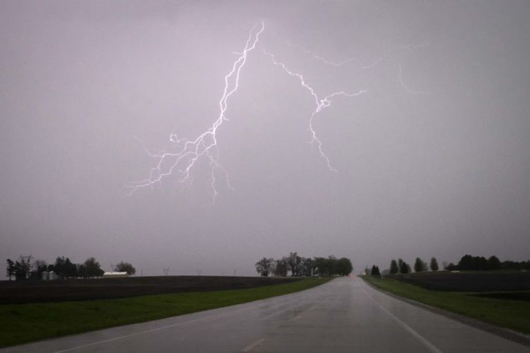 Severe storms threaten to bring more damage to the Ohio and Mississippi valleys today