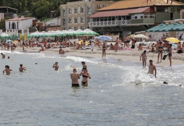 No bathing during air raids – but beaches in southern Ukraine port reopen
