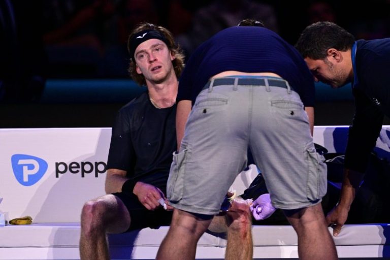 Tennis player bloodies own knee in frustration at ATP World Finals