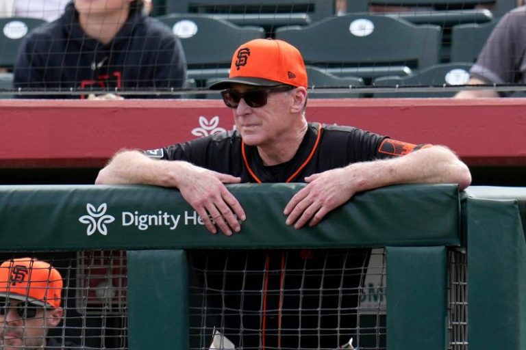 Giants manager implements new policy for national anthem