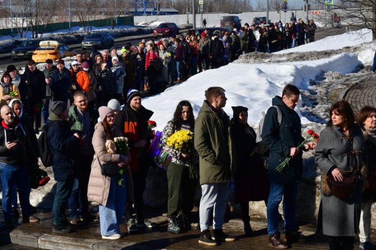 Hundreds queue in Moscow to visit grave of Putin critic Navalny