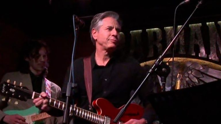 Blinken plays ‘Rockin’ in the Free World’ in Kyiv bar