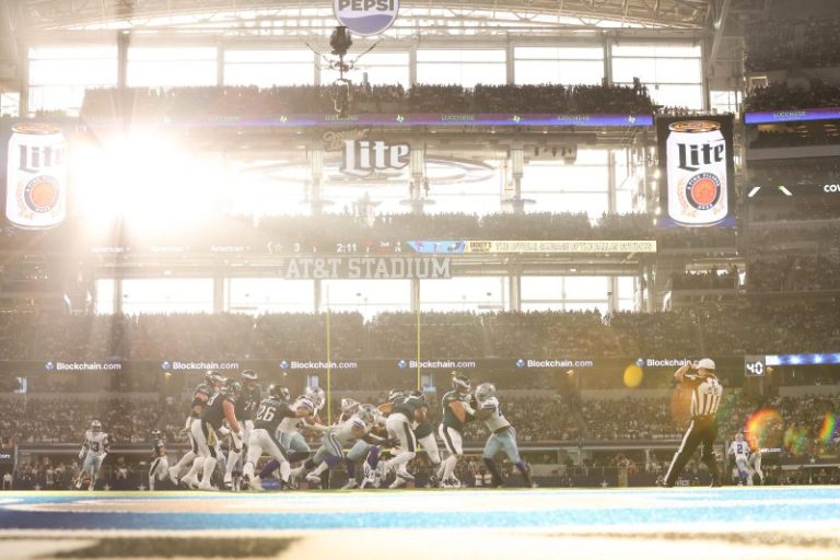 Cowboys owner lashes out at question about sun’s glare at stadium