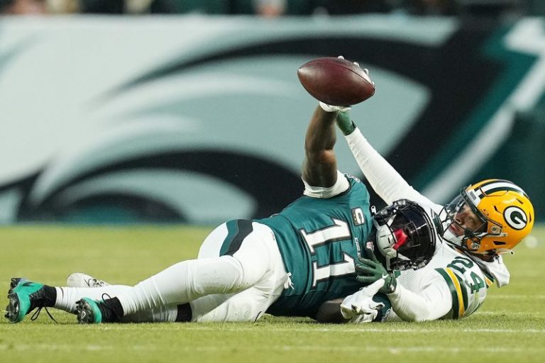 Open book: Eagles star says don’t read into viral sideline reading moment