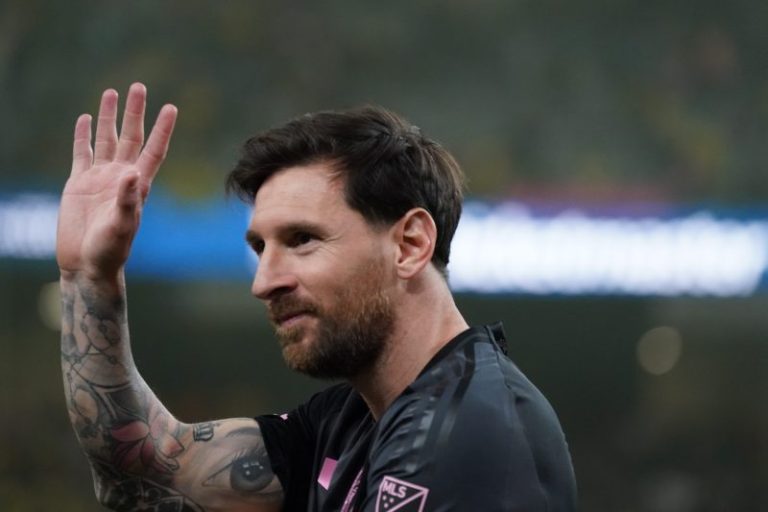 Messi makes it to Super Bowl with his sons, who have chosen sides