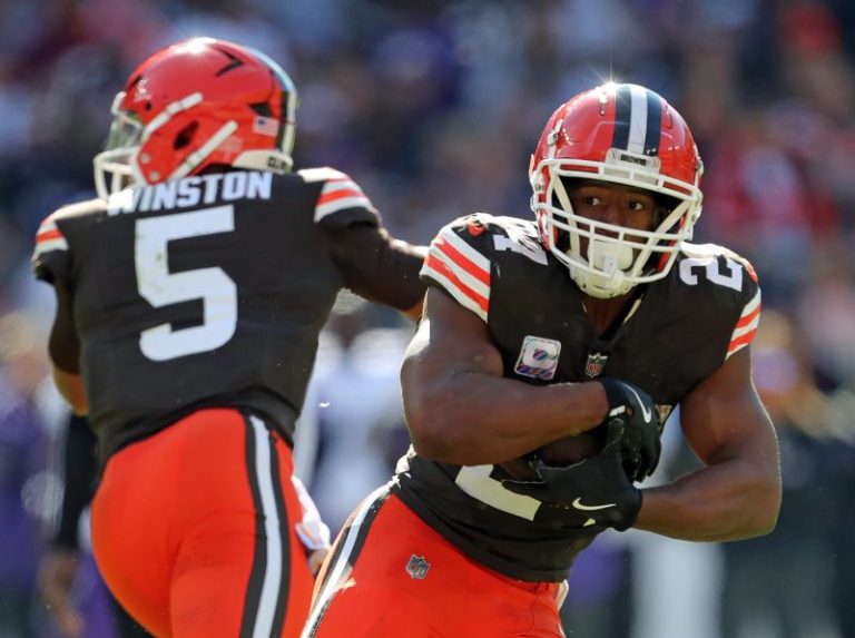 NFL free agent RBs: Best fits for Aaron Jones, Nick Chubb, others