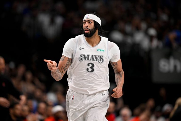 Lakers pay tribute to Anthony Davis during game vs. Mavericks
