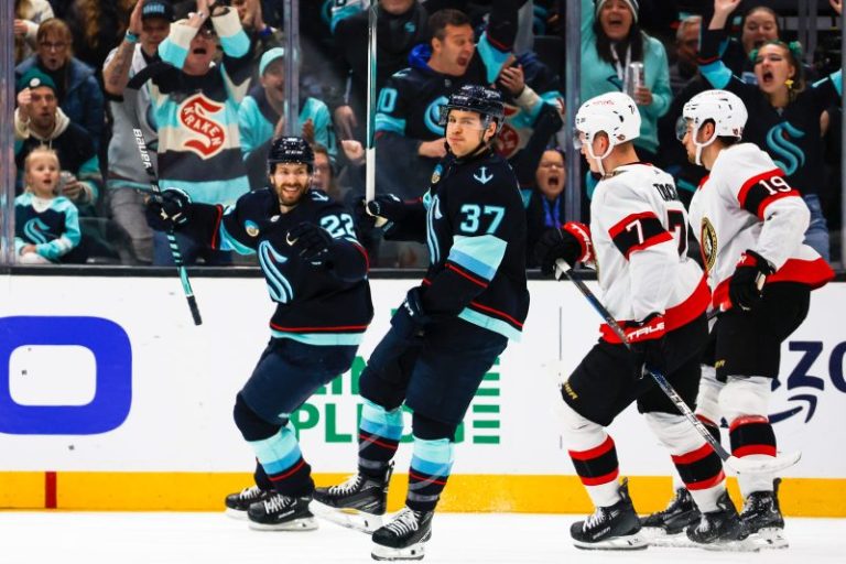 NHL trade tracker: Lightning make big deal