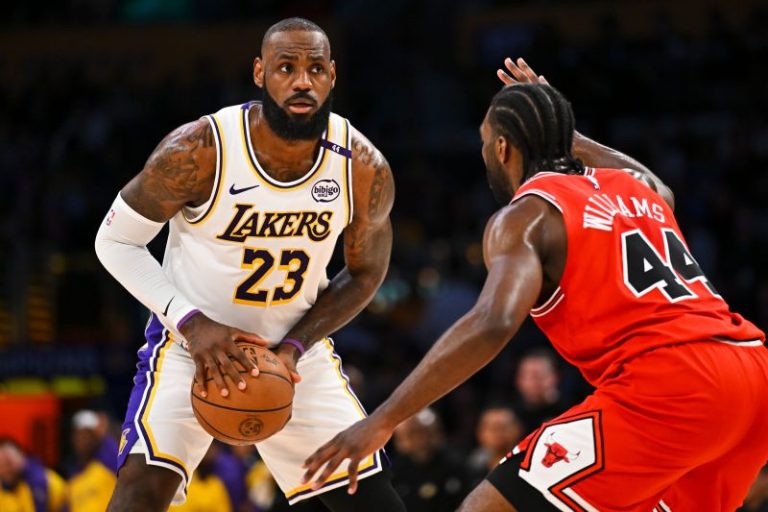 LeBron is back, plays Saturday vs. Bulls