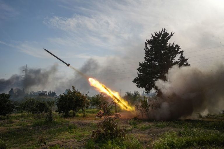 Syria clashes have killed more than 300 people since Thursday, monitoring group says