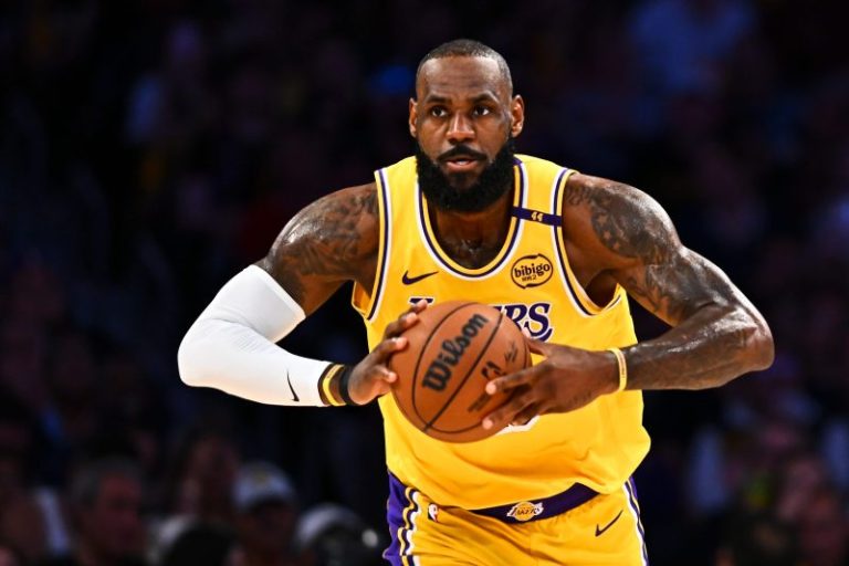 Why Hall of Famer blasted LeBron for warming up without a shirt