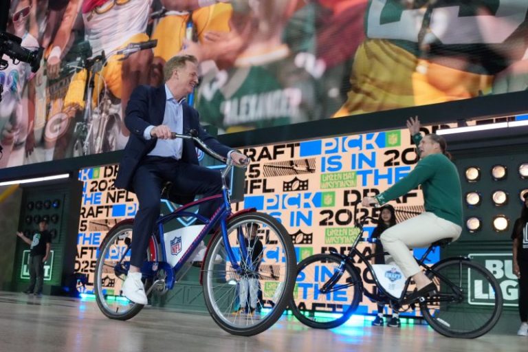 Goodell, Packers legends show up to 2025 NFL Draft on bicycles