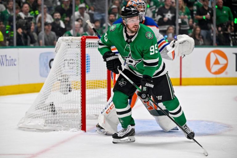NHL free agency: Stars re-sign forward, trade another