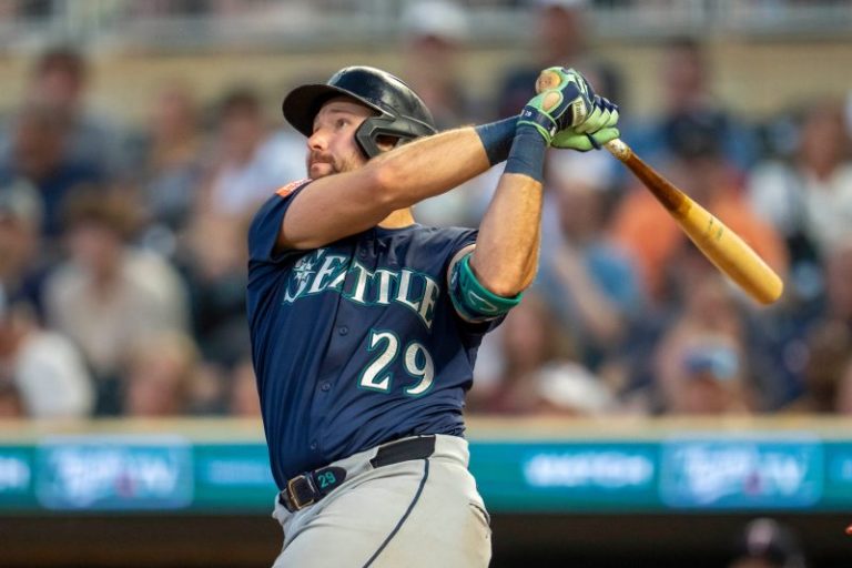 ‘Big Dumper’ hits dinger No. 32, homers in fourth straight game