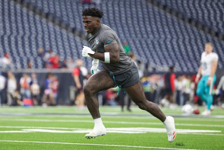 Tyreek Hill beats Noah Lyles’ brother, Josephus, in 100-meter dash