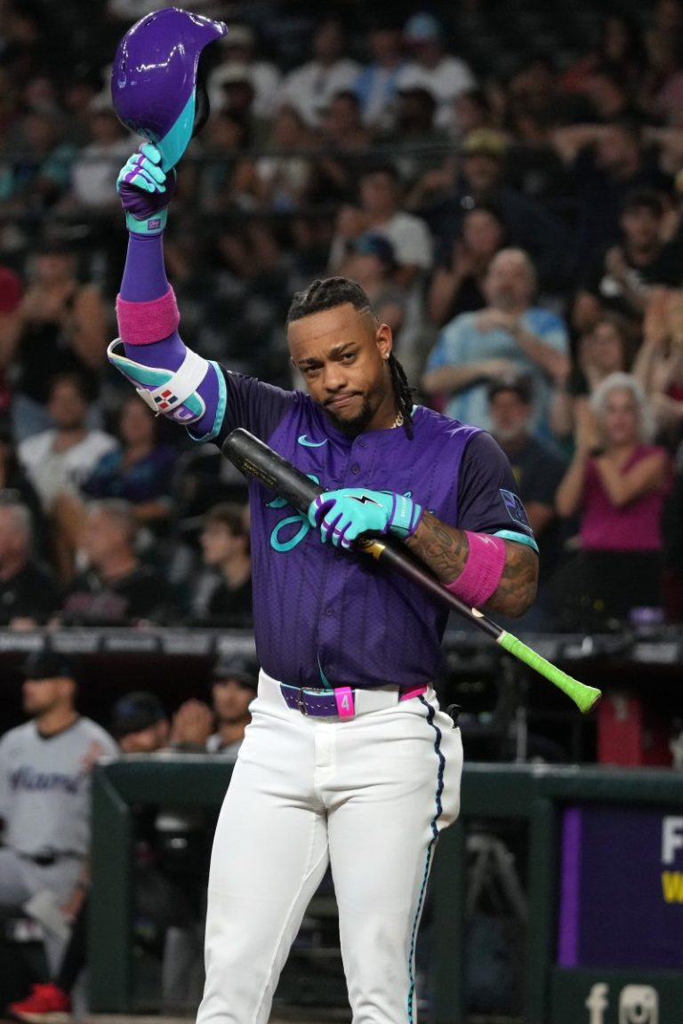 Home fans shower Ketel Marte with love after ugly fan incident
