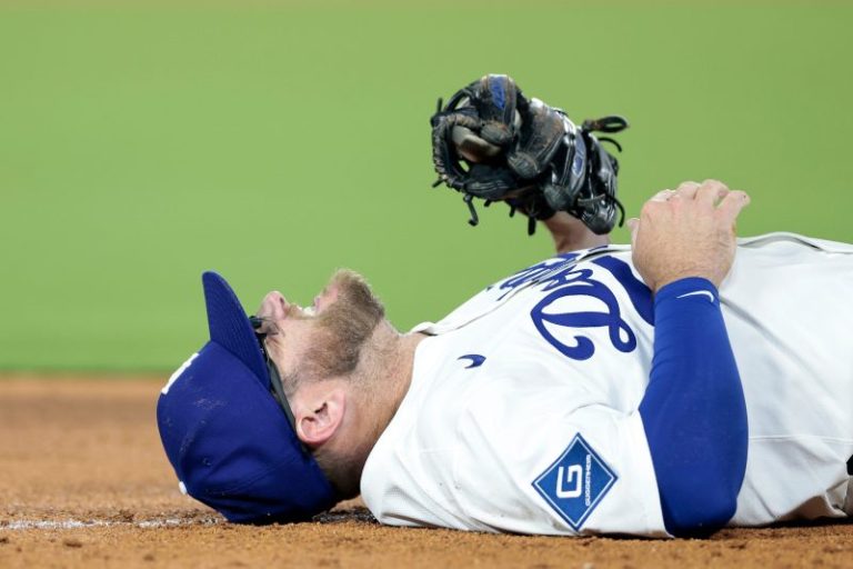 Max Muncy injury: Dodgers infielder helped off field after tag play