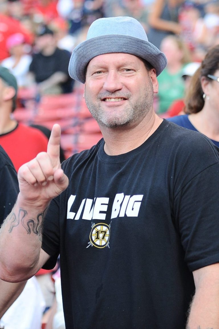 Former Boston Bruins tough guy dies at 61