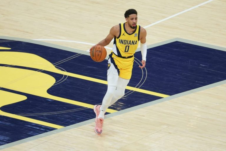 Pacers star returns to college, proposes to girlfriend on basketball court