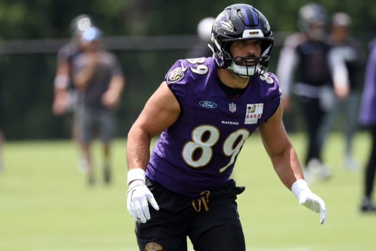 Ravens TE Andrews host camp for athletes