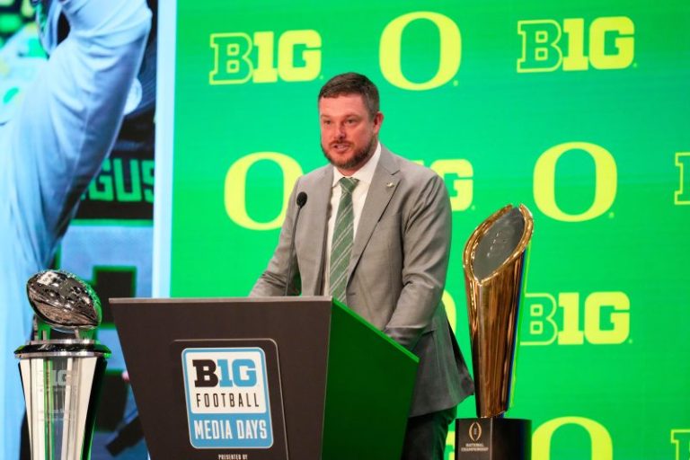 Oregon coach pushes for College Football Playoff schedule to end Jan. 1