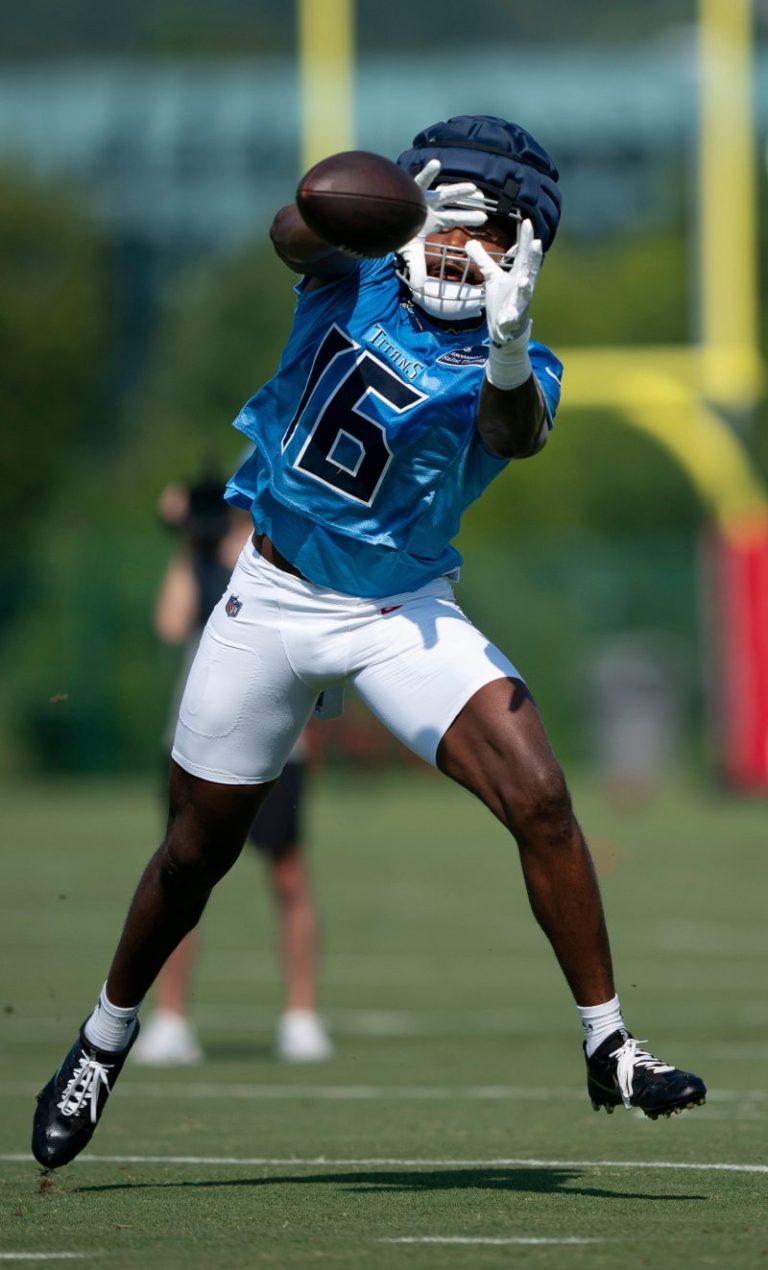 Titans WR fractures collarbone during training camp