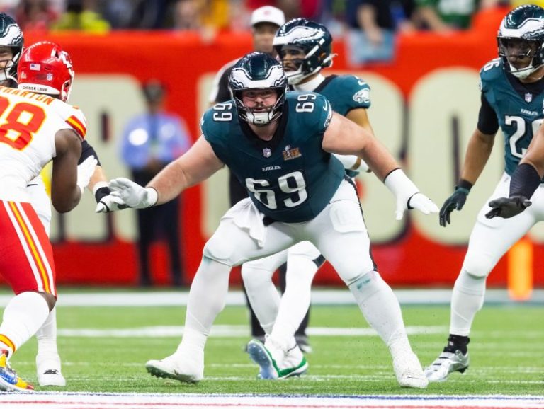 Eagles’ Pro Bowl guard leaves practice with apparent leg injury