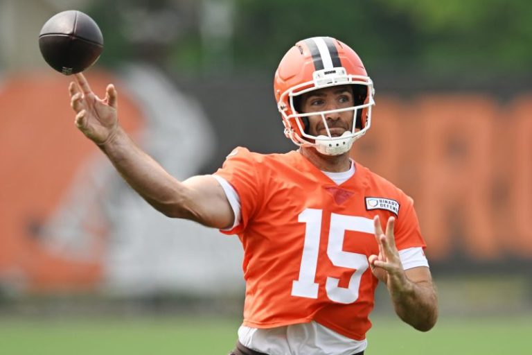 Team making huge mistake playing QB veteran over talented rookies