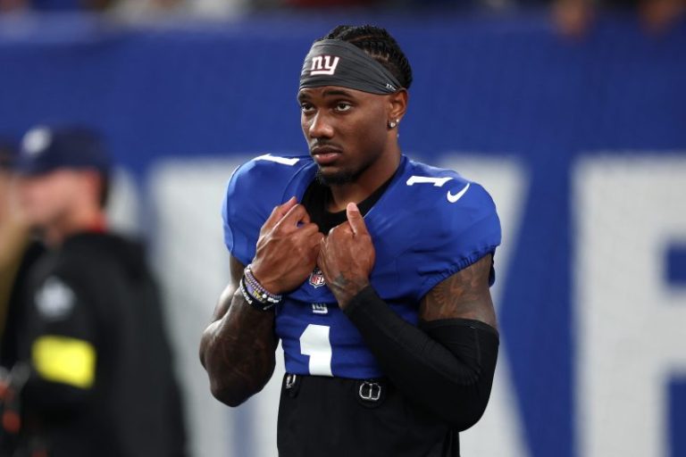 Giants star receiver carted off vs. Chargers