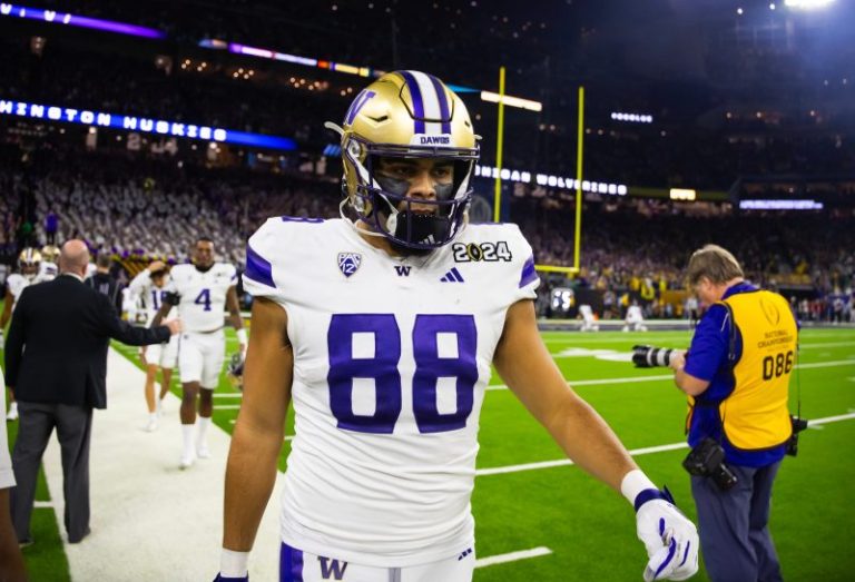 Washington tight end Quentin Moore carted off field at Michigan