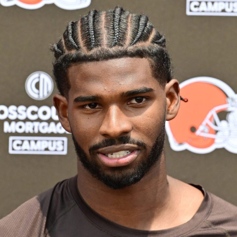 QB Shedeur Sanders gives non-verbal answers to reporters’ questions