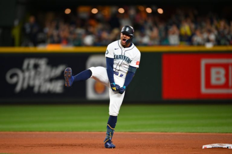Mariners get first MLB playoff win in Seattle since 2001