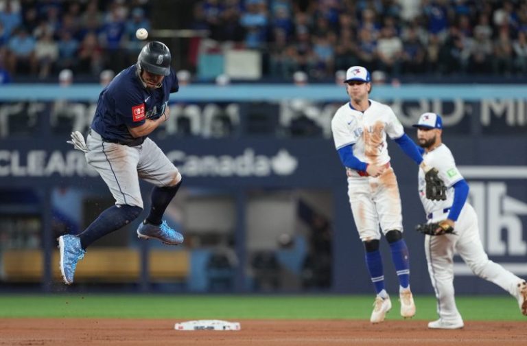 Watch Mariners player jump in front of throw in strange Game 7 play