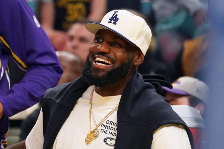 LeBron expected to practice with Lakers on Monday as he nears season debut