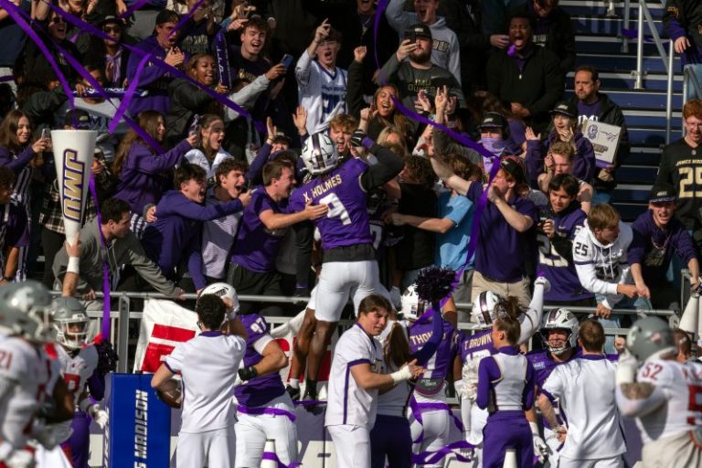 James Madison fans throw snowballs at Troy punter