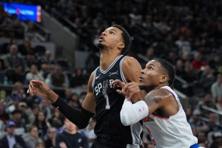 Victor Wembanyama heads to locker room with leg injury vs. Knicks